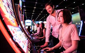 Buffalo King slot game interface showing reels and paytable on luckymino login